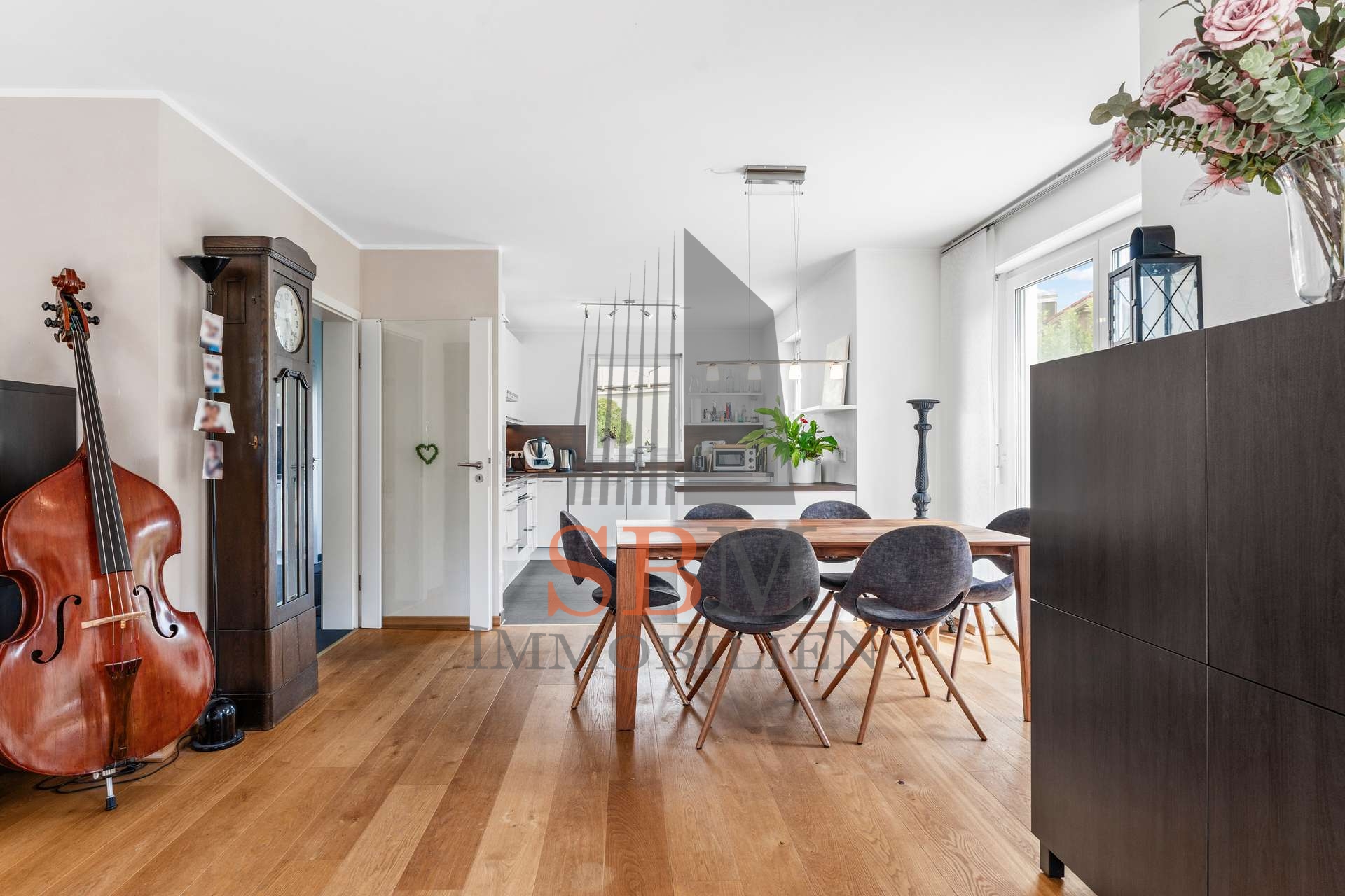 Familiendomizil im modernen Stil mit charmantem Garten und Top-Anbindung - Bild